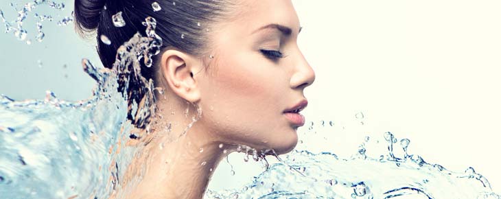 化粧水や美容液で水分を補う